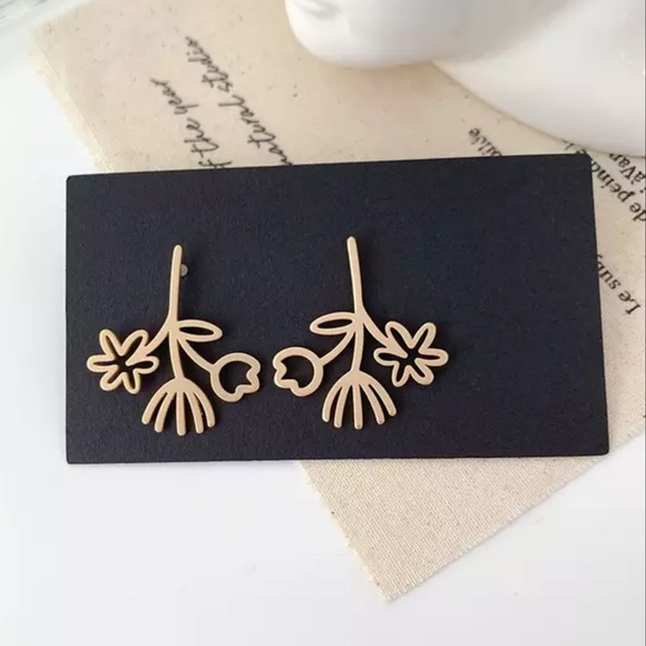 The Gillian - Dainty Flower Matte Stud Earrings - Picture 2 of 5